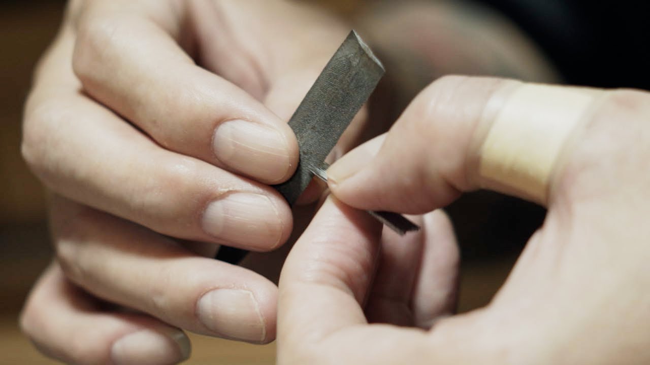 手彫りは針研ぎが重要 三代目彫りよしさんから譲りうけた大切なヤスリ