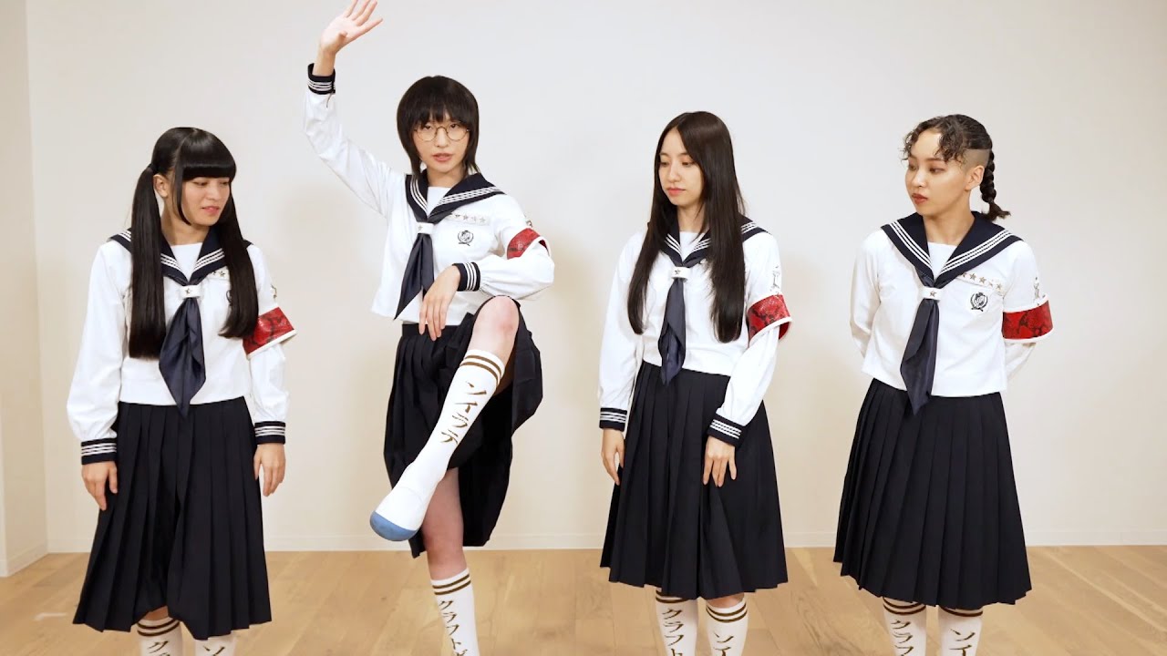 新しい学校のリーダーズ、新ポーズでオリジナル靴下をアピール！？「足