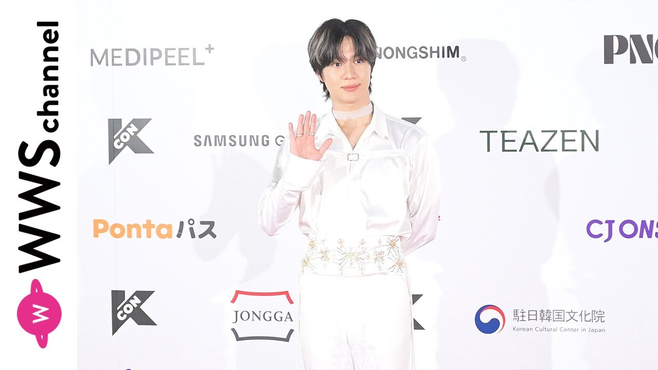 テミン（TAEMIN）、セクシーさを醸し出すホワイトシャツでレッド