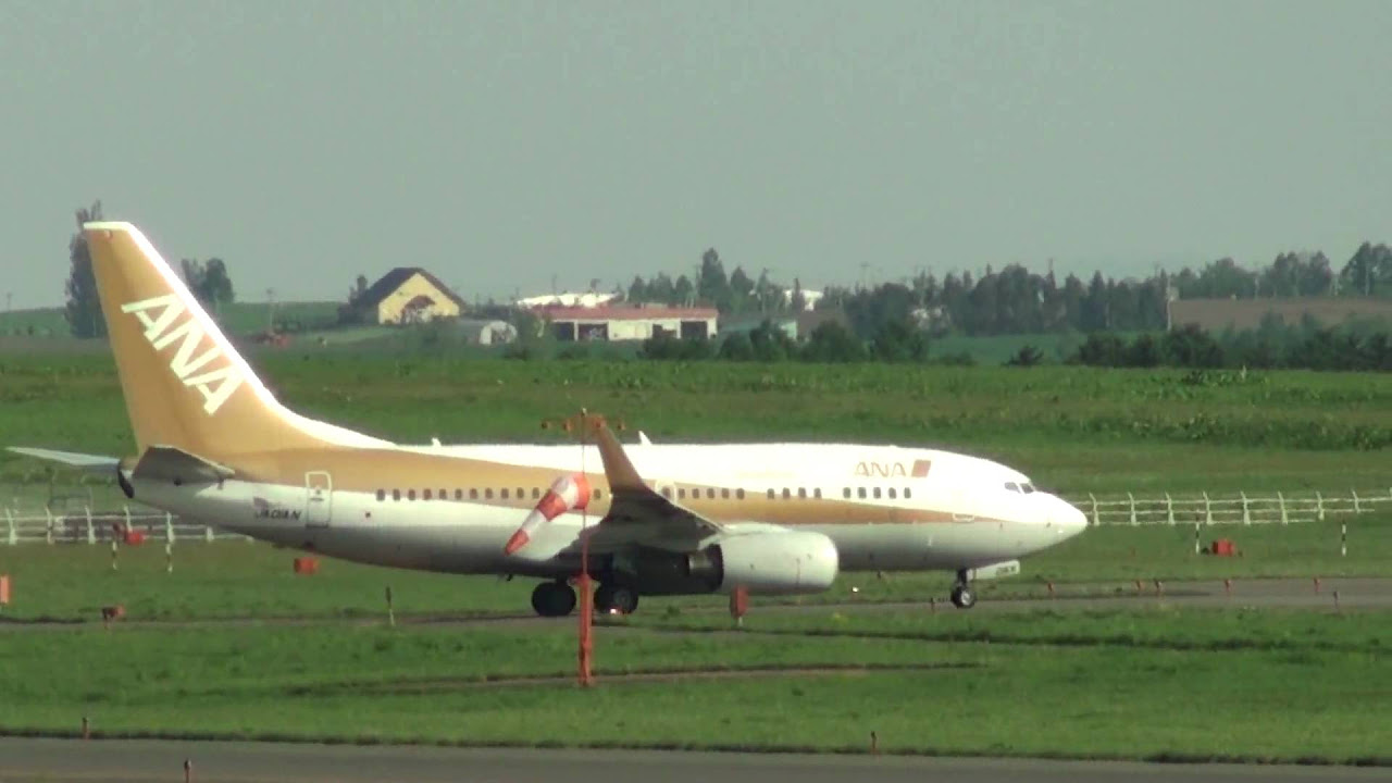 旭川空港 ANA ボーイング737-700（ゴールドジェット） JA01AN 離陸