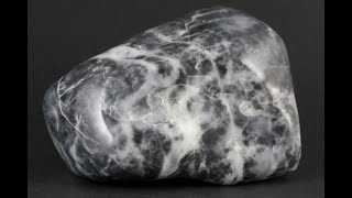 翡翠原石糸魚川転石硬玉【姫川・川ズレ磨き石132g】 ☆翡翠原石☆糸魚川