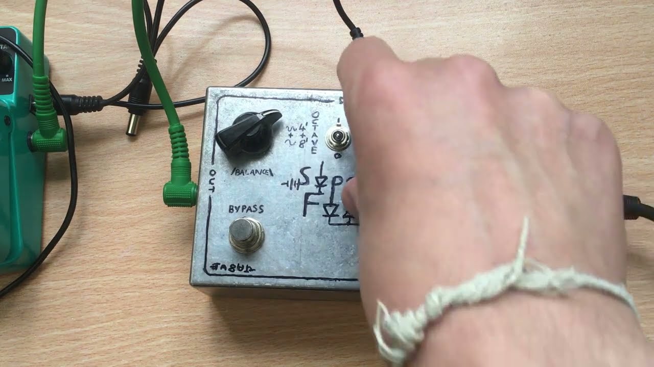 Homemade Univox Super-Fuzz clone guitar pedal on Bass! DEMO with