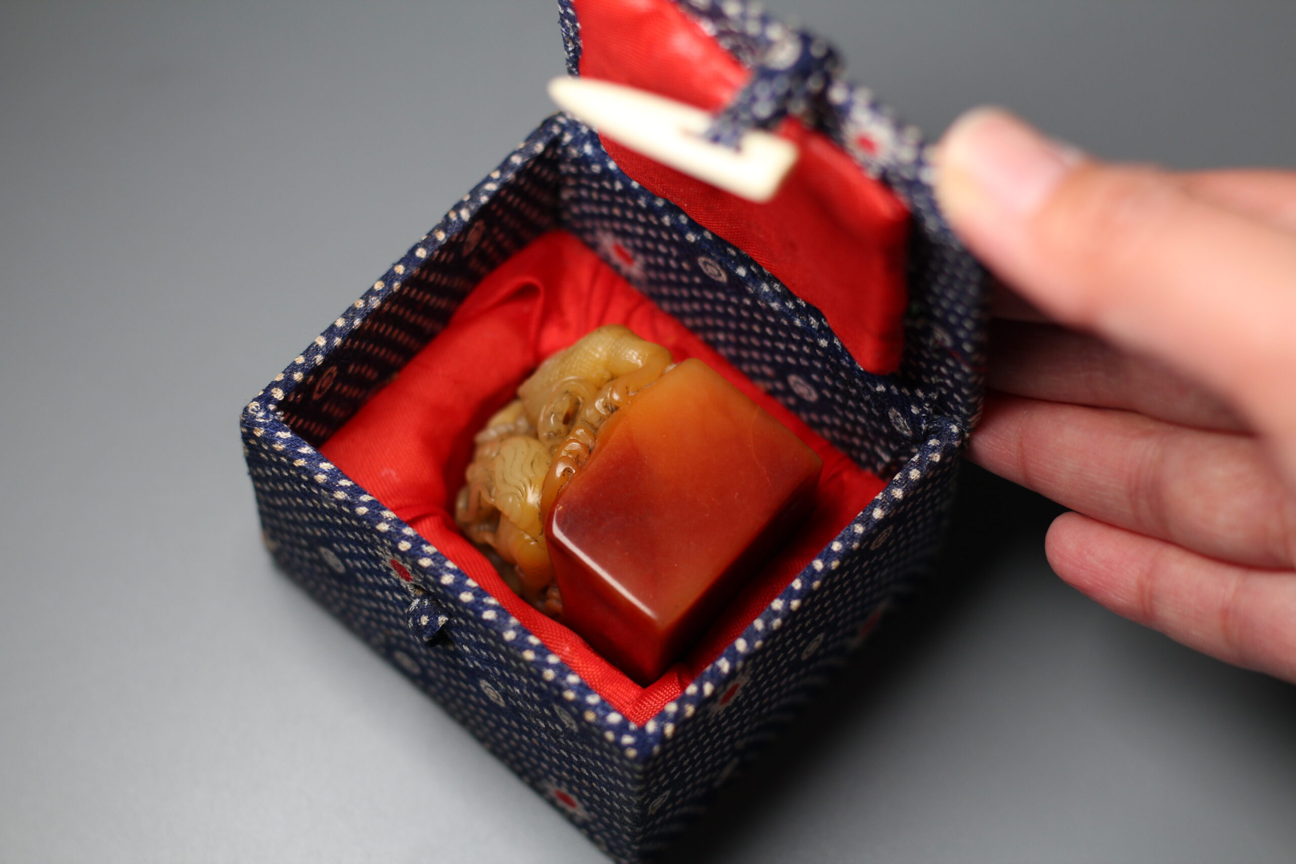 112 寿山石 印材 朱砂 瑞獣 手彫り 紅石 大印面 篆刻 日展 雅号 箱付