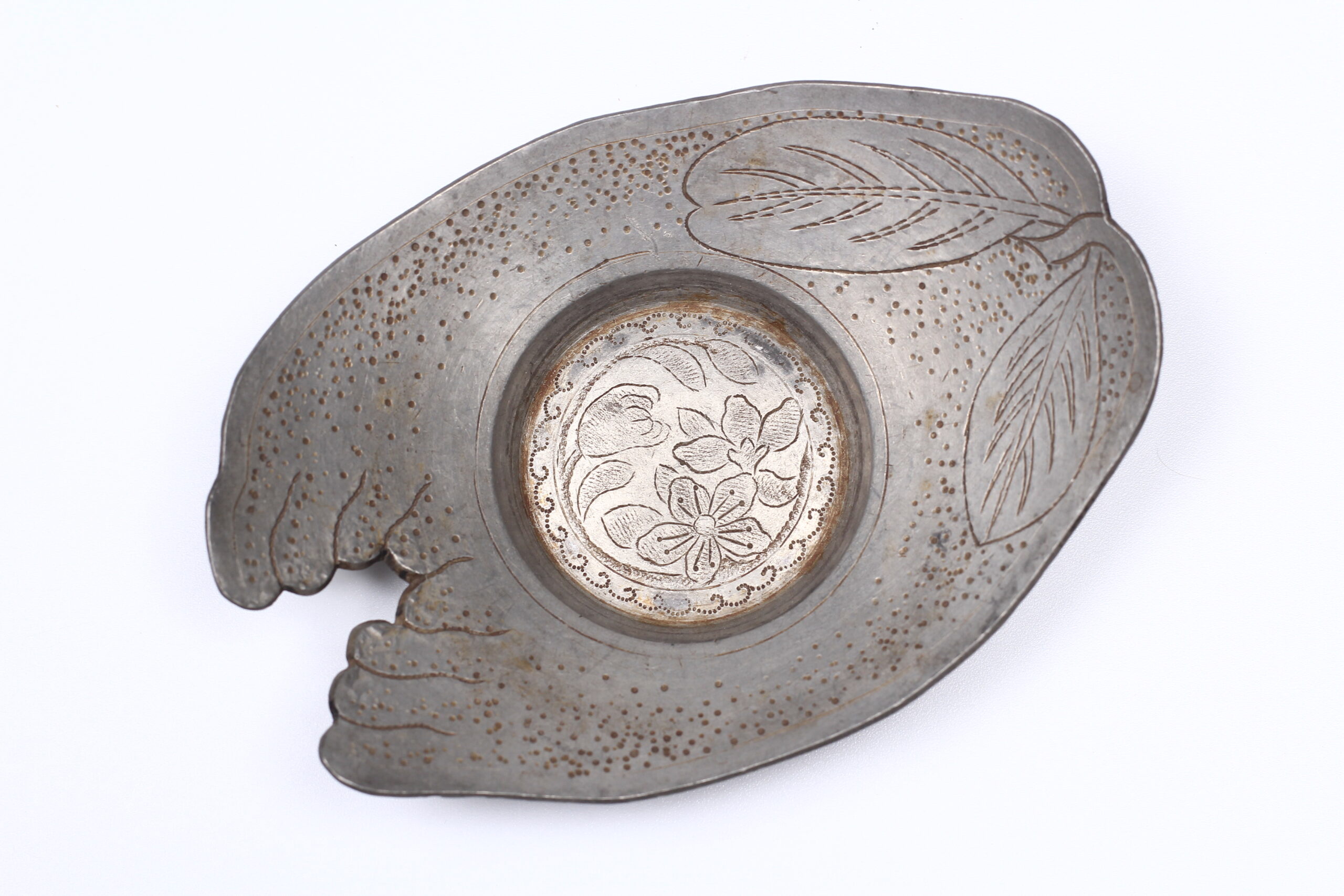 永記浄錫款古錫製透彫点描唐草花文変形茶托五
