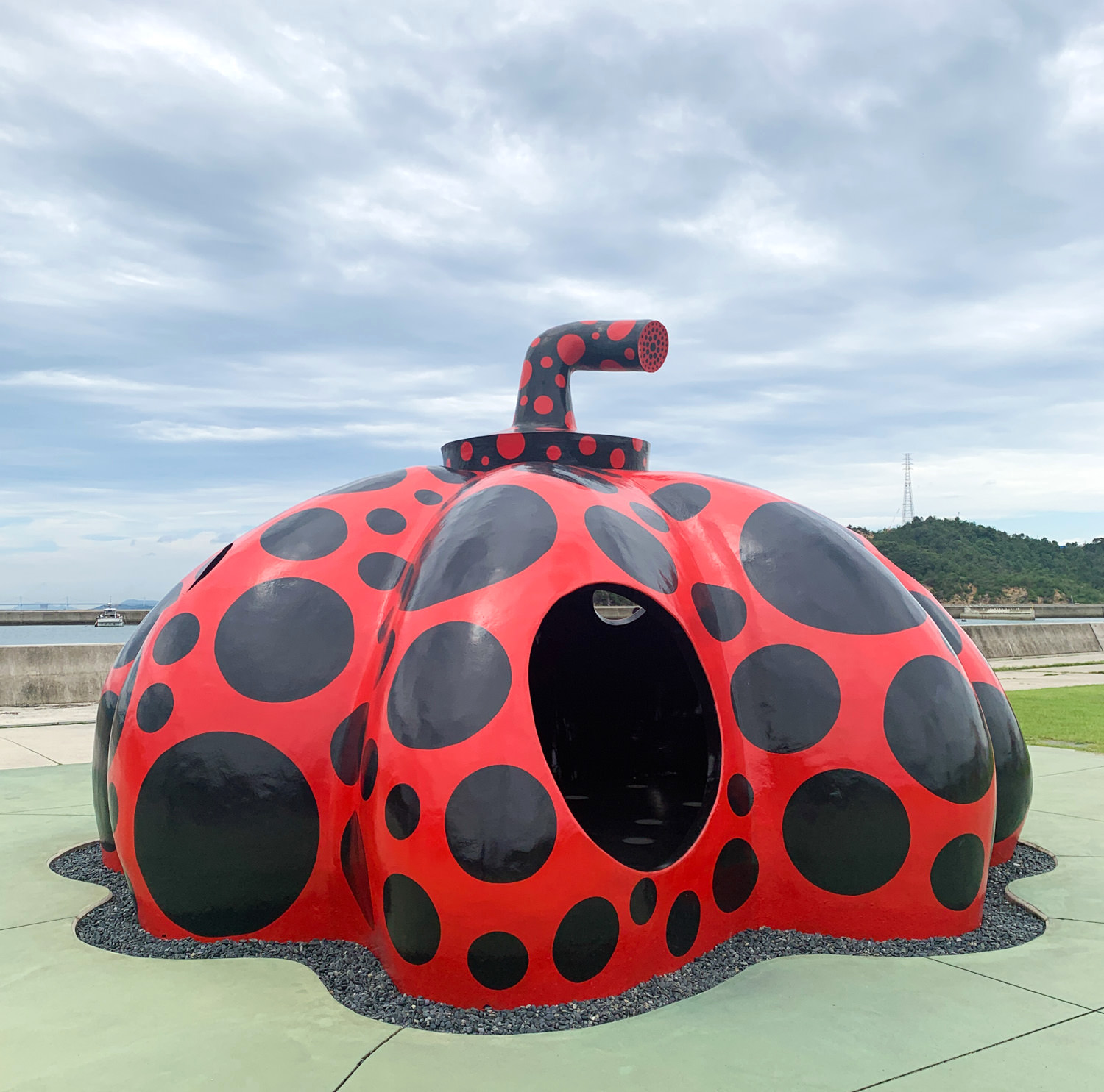 草間彌生赤かぼちゃオブジェ直島限定YAYOI KUSAMA
