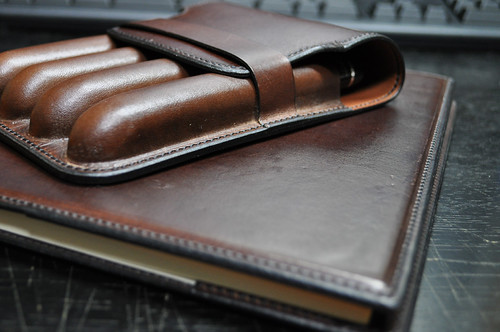 Hans ?ster ペンケース（4本差し） – 夜の果てへの旅