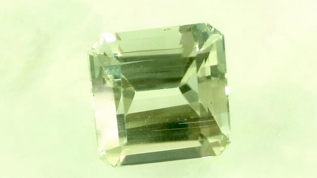 ヒデナイト】リシア輝石の中で最も希少で「多色性」を持つ鉱物