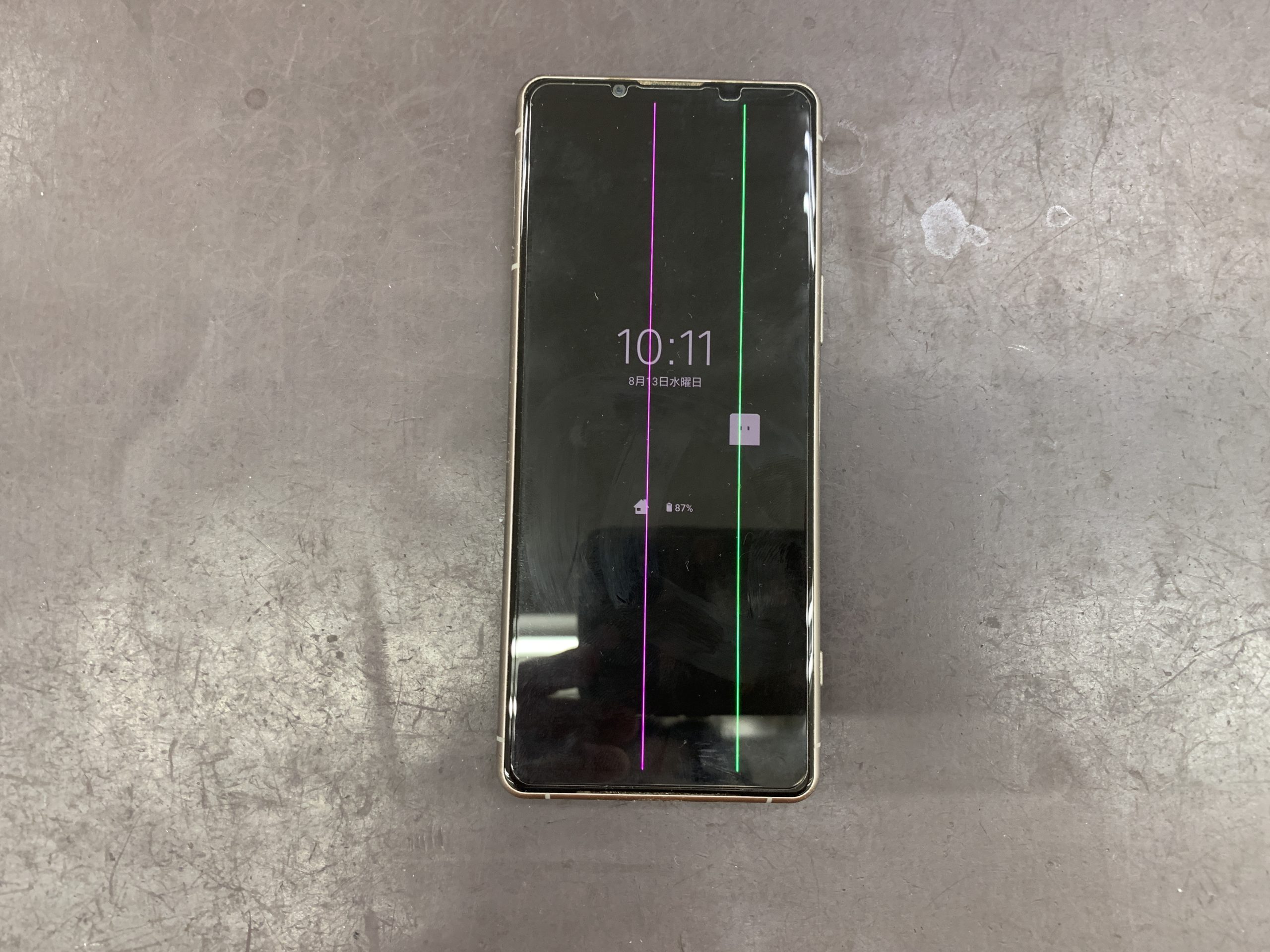 Xperia5Ⅲに緑と紫の縦線が！？放置すると全画面真っ暗になる