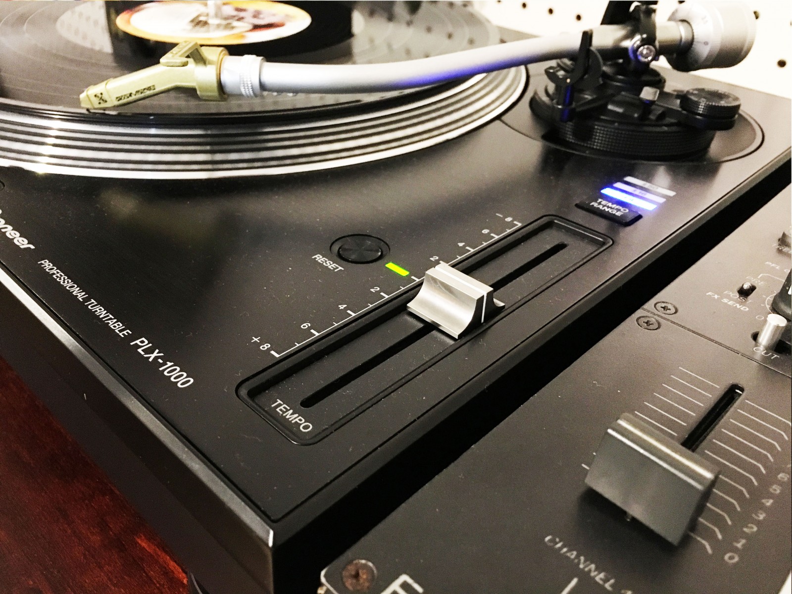 ターンテーブルの今と昔。Pioneer DJ『PLX-1000』とあの名機を聴き比べ