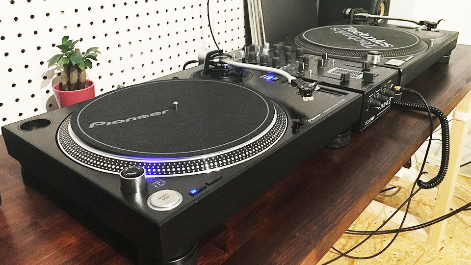 ターンテーブルの今と昔。Pioneer DJ『PLX-1000』とあの名機を聴き比べ