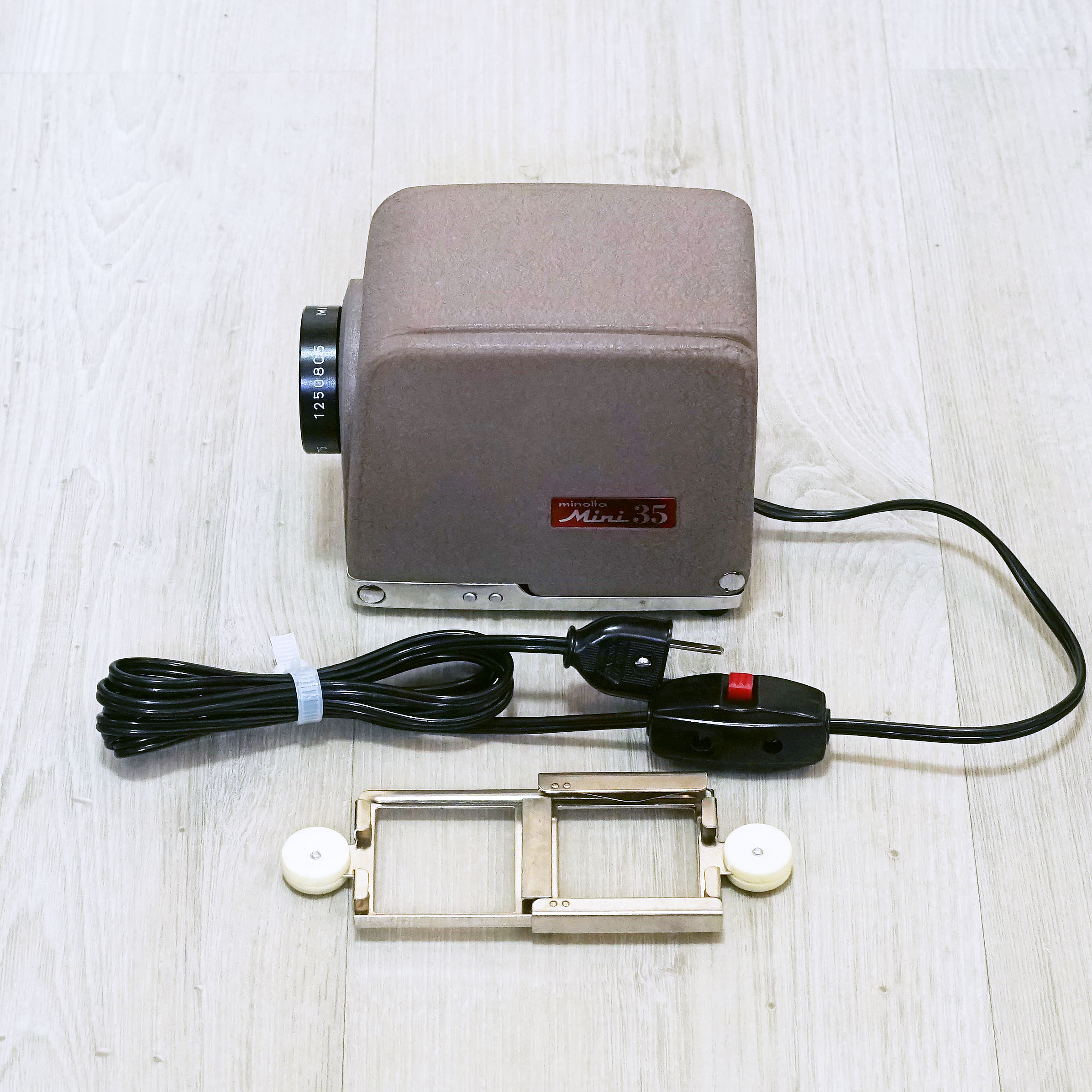 MINOLTA Mini 35 ¥4,800（中古 スライド映写機 PROJECTOR