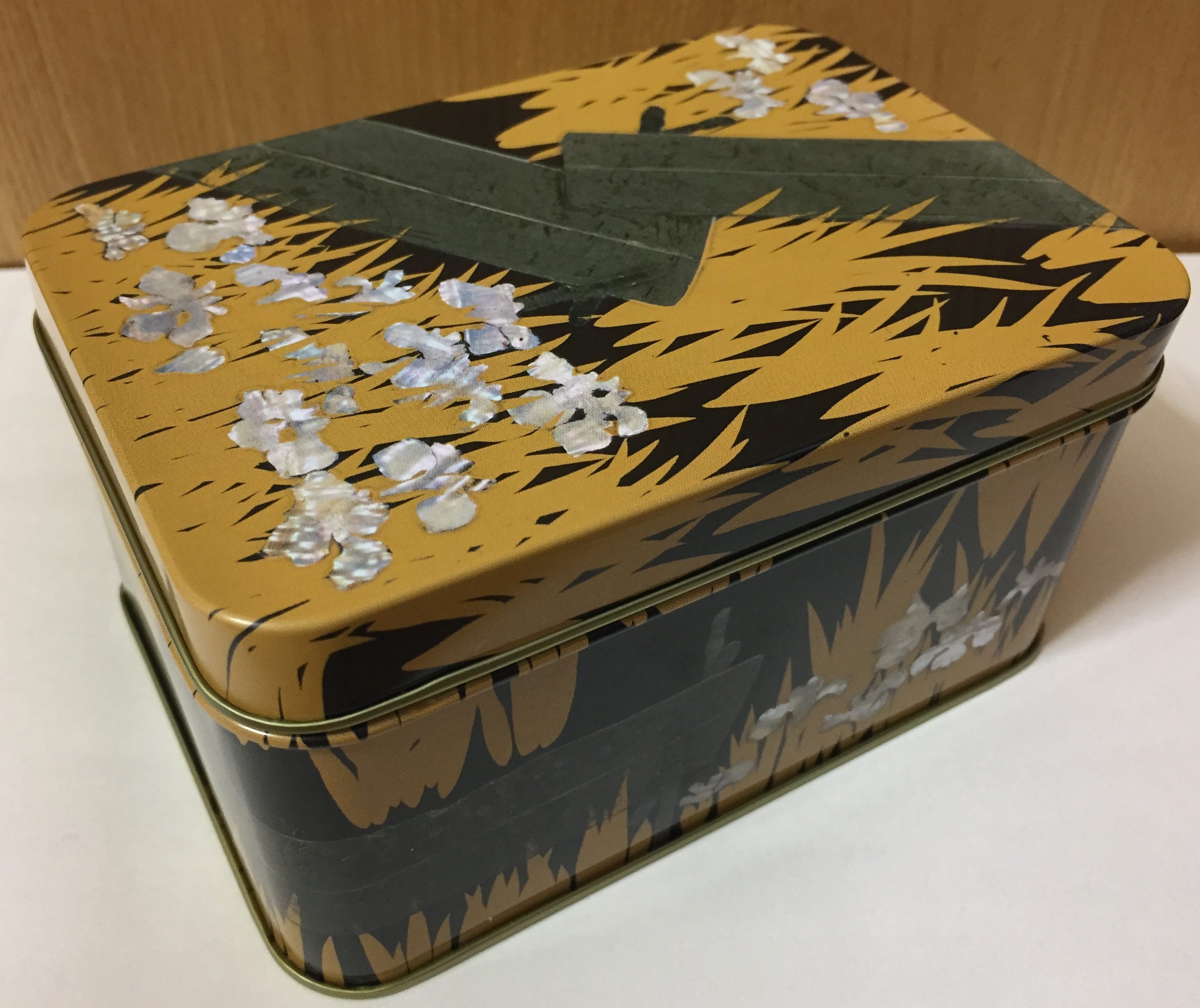 東京国立博物館ミュージアムショップの八橋蒔絵螺鈿硯箱缶入クッキー