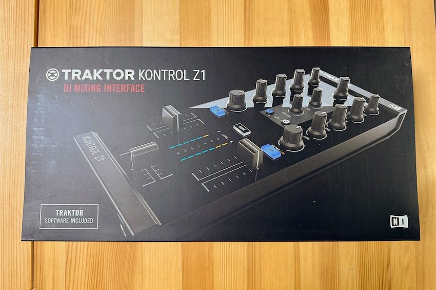 コンパクトでいつもカバンに入れて持ち歩けそうなDJコントローラー