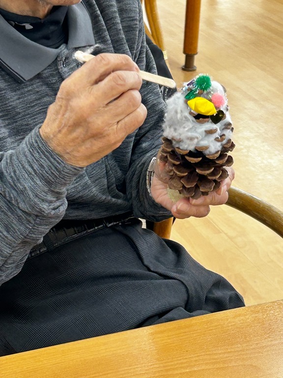 松ぼっくりでクリスマスツリー作り | 医療法人豊岡会