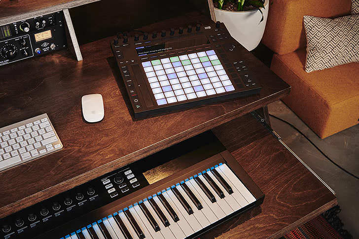 あのAppleも採用した“DAW用デスク”、Output「Platform」が日本に上陸