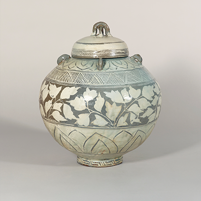 粉青沙器象嵌牡丹文四耳壺｜収蔵品の紹介「出光コレクション」｜出光美術館