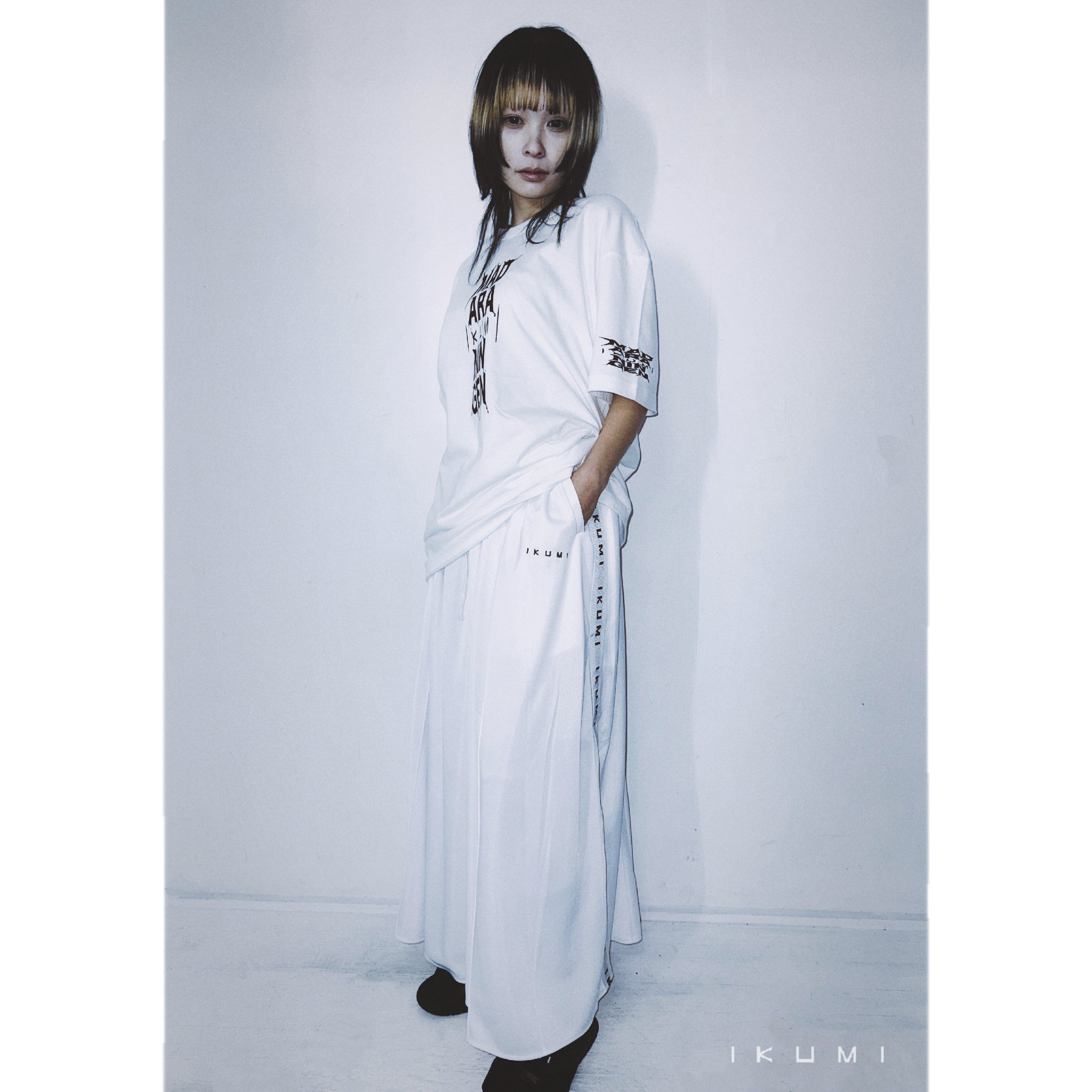 IKUMI×MADARANINGEN Bizzare LOGO T-shirt