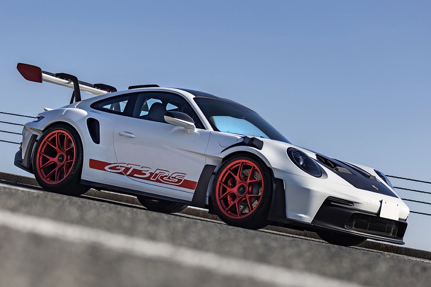 屋根より高いリアウイング！ もはや公道走行が許されることが不思議な