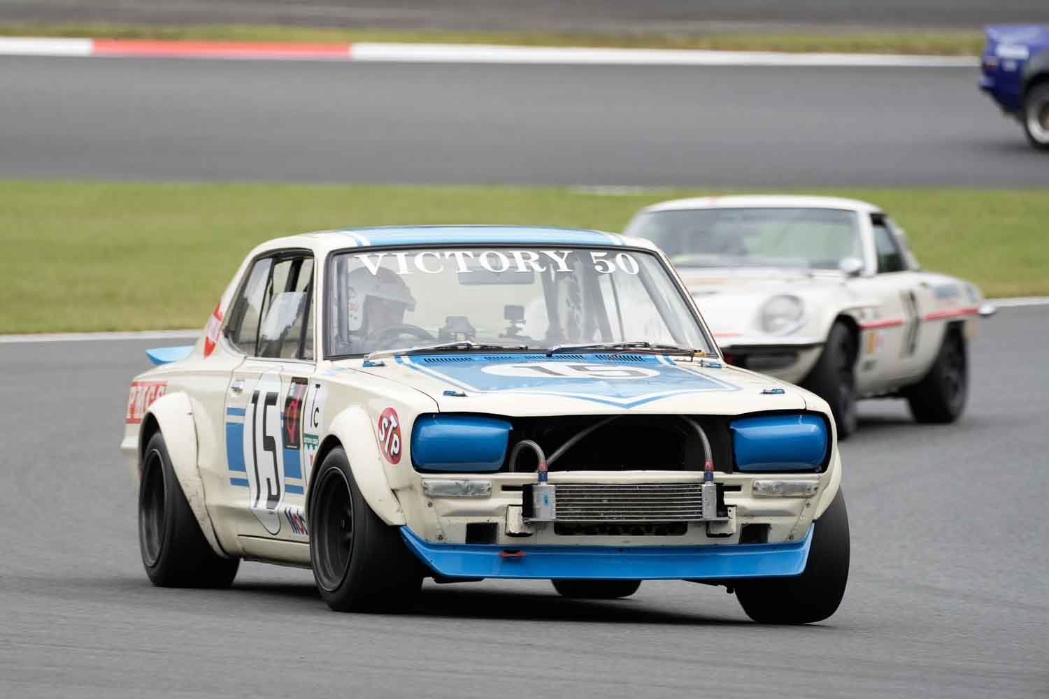 高橋国光「50勝記念車」再現「ハコスカGT-R」をドリキンがドライブ