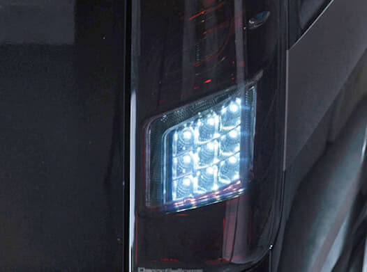 流れるウインカーに煽り予防ビームまで！ ハイエース乗りならダズ