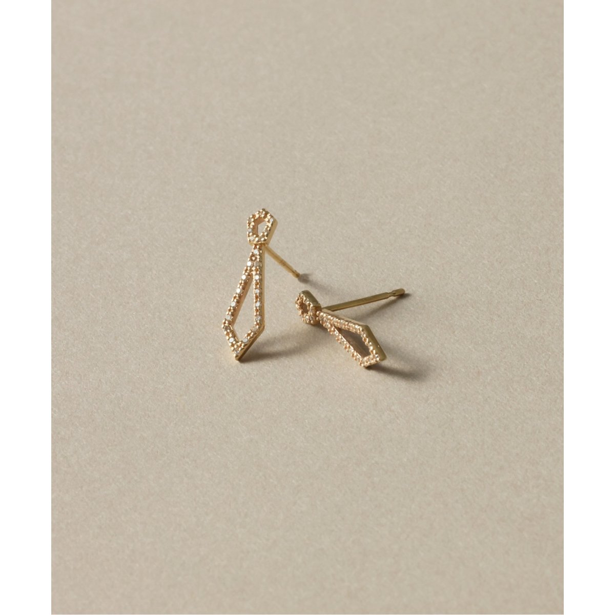 Lilas(リラ) ダイヤ10mmバーピアス K10（両耳） デフォルメーション