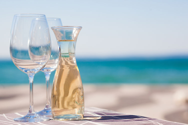 カラフェとは？ワインの色味や香りを楽しめる容器｜たのしいお酒.jp