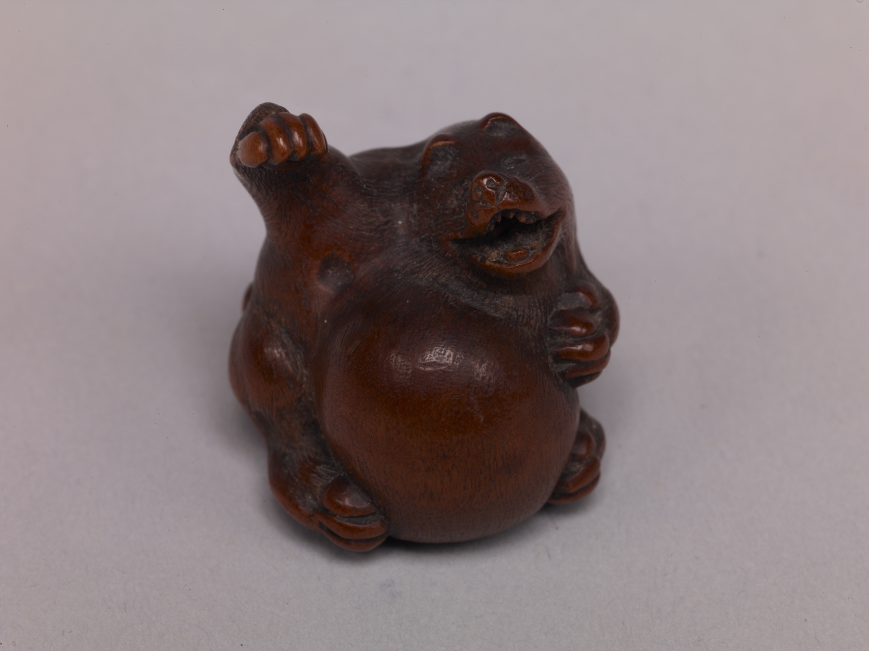 江戸時代 「たぬき 狸 」小さい 根付 織締？ 狸腹鼓木彫根付 文化遺産