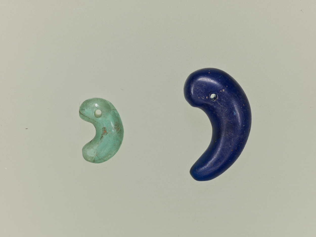 E0130170 ガラス勾玉 - 東京国立博物館 画像検索