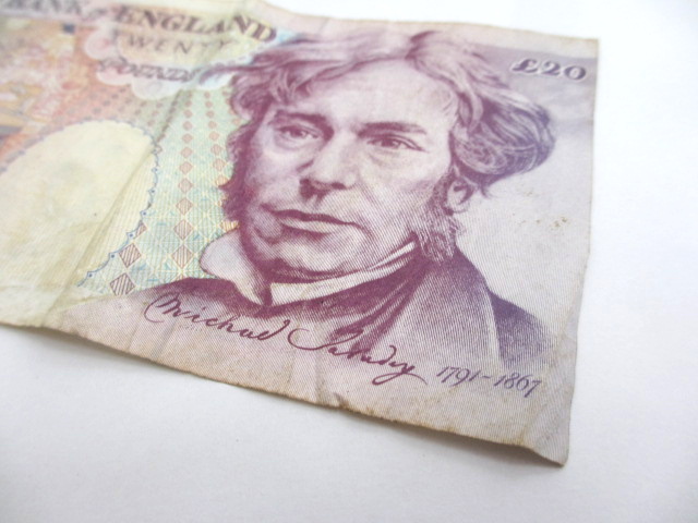 イギリスのお店で、こんな古い1ポンド硬貨ってまだ使えるのかな？ :