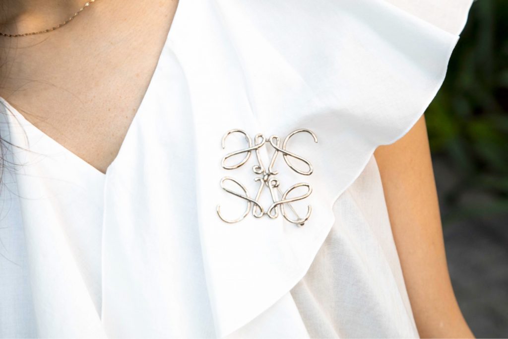 ロエベのブローチ」がコーデのポイントに最適！おしゃれな人の使い方と