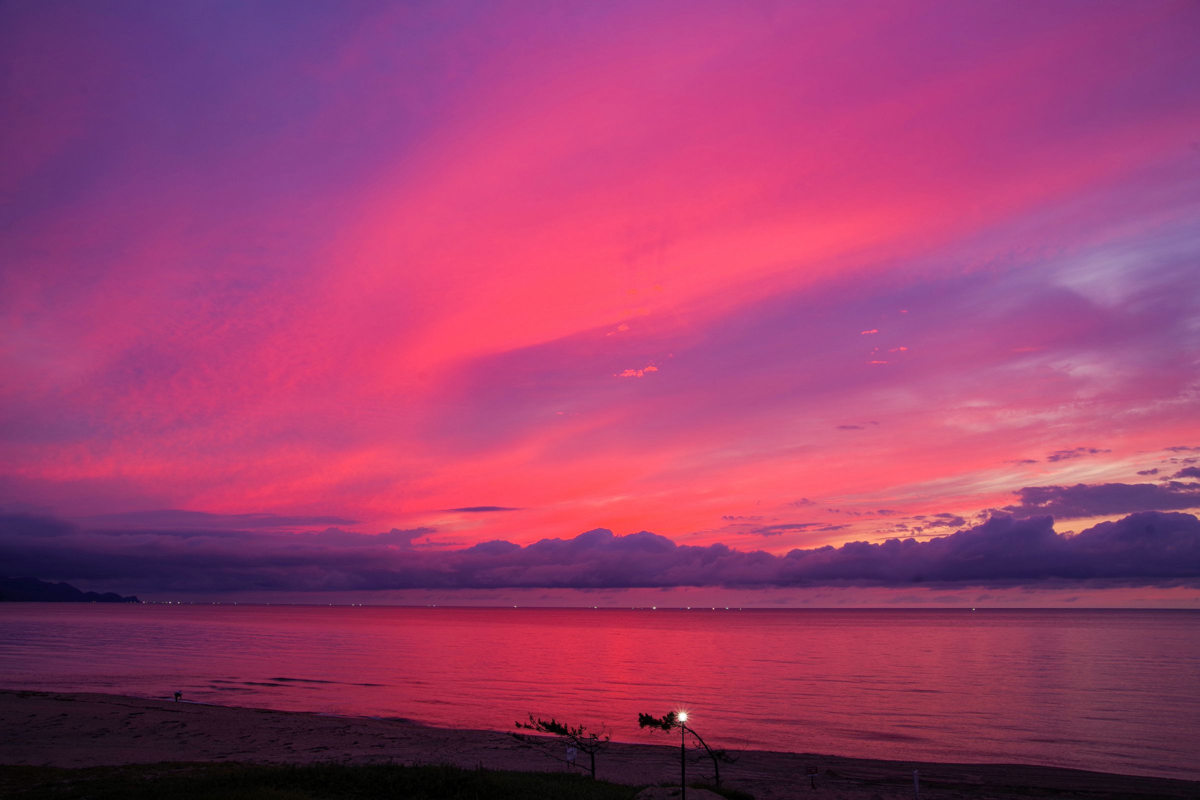 題名夕焼けの海、作者 Kim 、版画No．8/100です。 夕焼けの海 Kim 8/