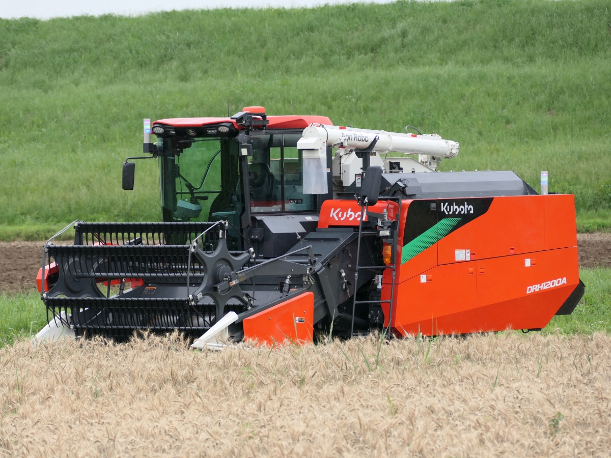 無人自動運転コンバインがセンサー大盛りの理由、トラクターや田植え機