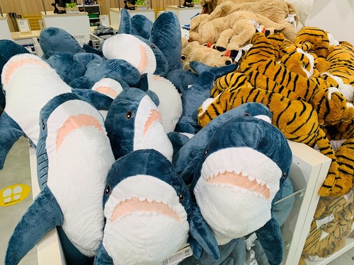 一番人気は「サメのぬいぐるみ」 3店舗しかない“都心型イケア”は何が