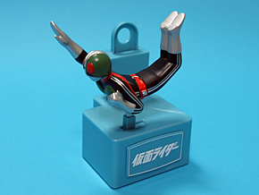 懐かしのコイン遊具が貯金箱に！ 「ヒーローバンク 仮面ライダー」：橘