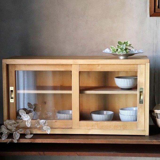 カウンター上の収納棚W70cm（サイズオーダー可）。ガラス引き戸の棚