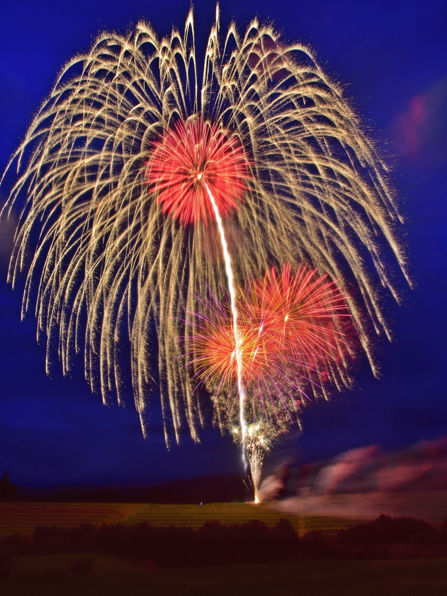 庭先から眺める お盆の打ち上げ花火】～棚田から上がる 地域を照らす