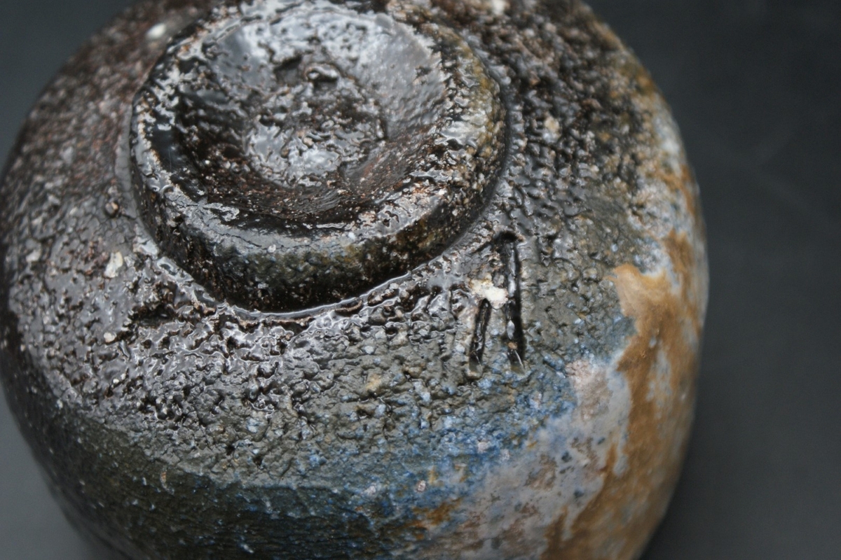 人間国宝》伊勢﨑 淳 作 備前 黒茶碗（桐箱後日） | 陶備堂オンライン