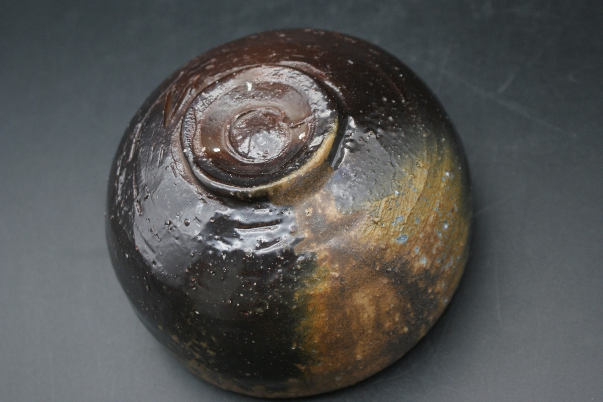 人間国宝》伊勢﨑 淳 作 備前 黒茶碗（桐箱後日） | 陶備堂オンライン