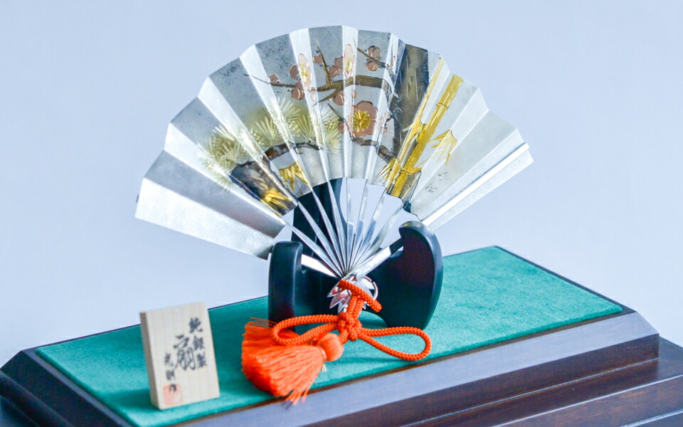 1970年央制作、イラン伝統彫金細工が楽器を奏でる人や花を刻む銀製