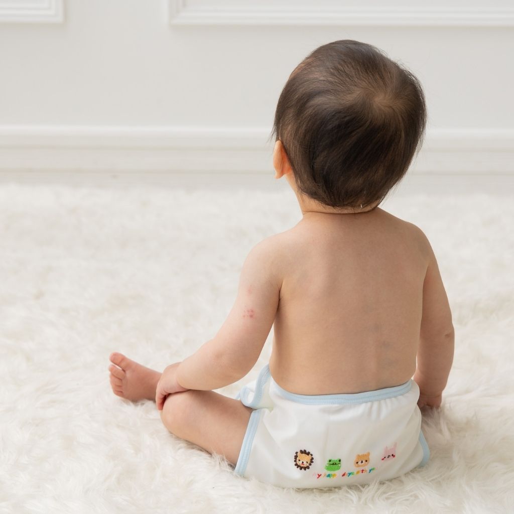 アイイク 子供用おむつカバー 白地に水色花 6か月前後 中-塩化ビニール