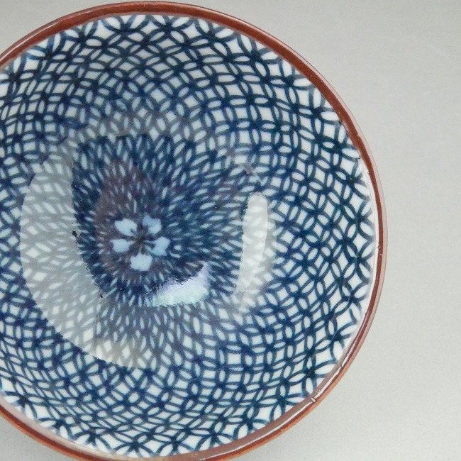 染付七宝書詰平盃 孝峰 - 京焼清水焼 松韻堂