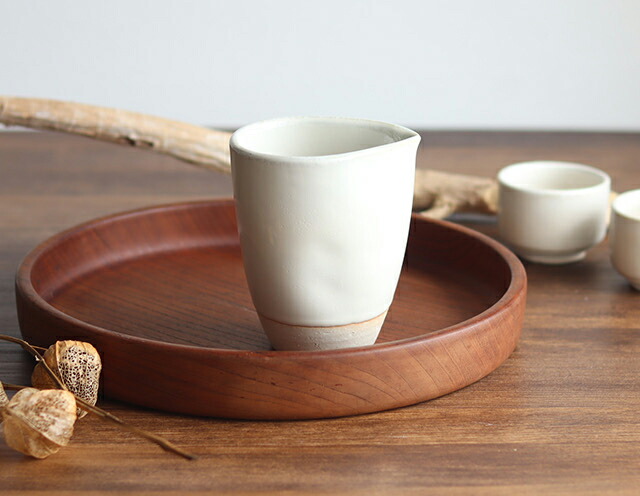 陶器の広口器 茶色と白の釉薬 陶器の広口器 茶色と白の釉薬 陶器の広口