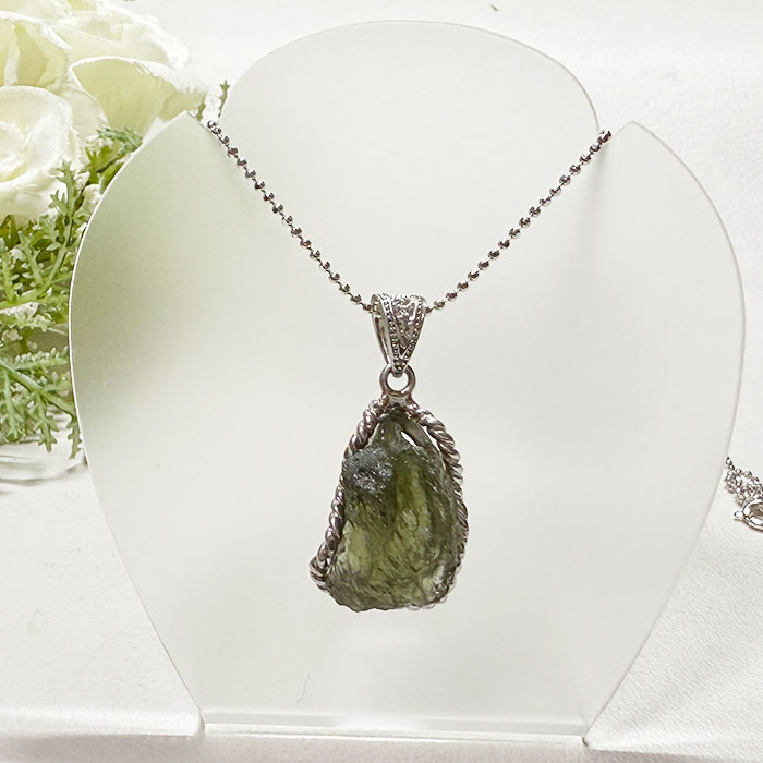 楽天市場】モルダバイト ペンダントトップ ネックレス【鑑別書付き