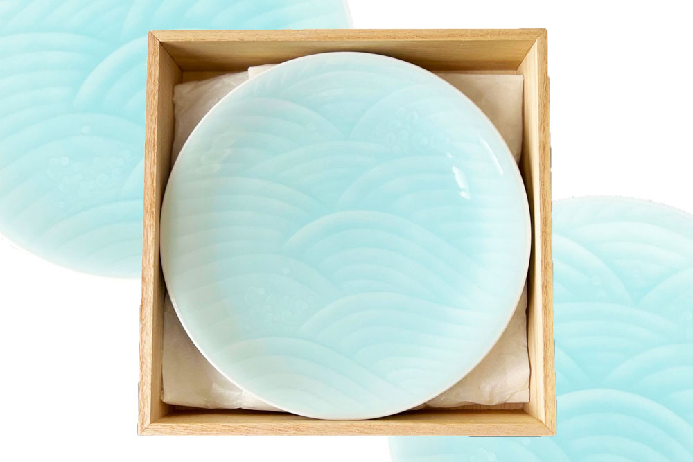 青白磁 龍絵皿 木箱入り陶器の皿。 青白磁 龍絵皿 木