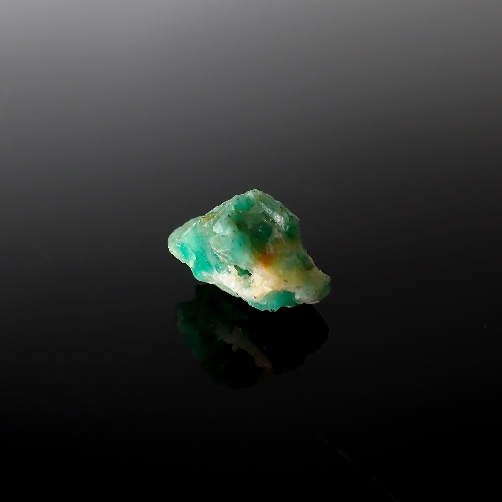 エメラルド 原石 コロンビア産 13.46ct / 18.3x14mm前後 [240427248
