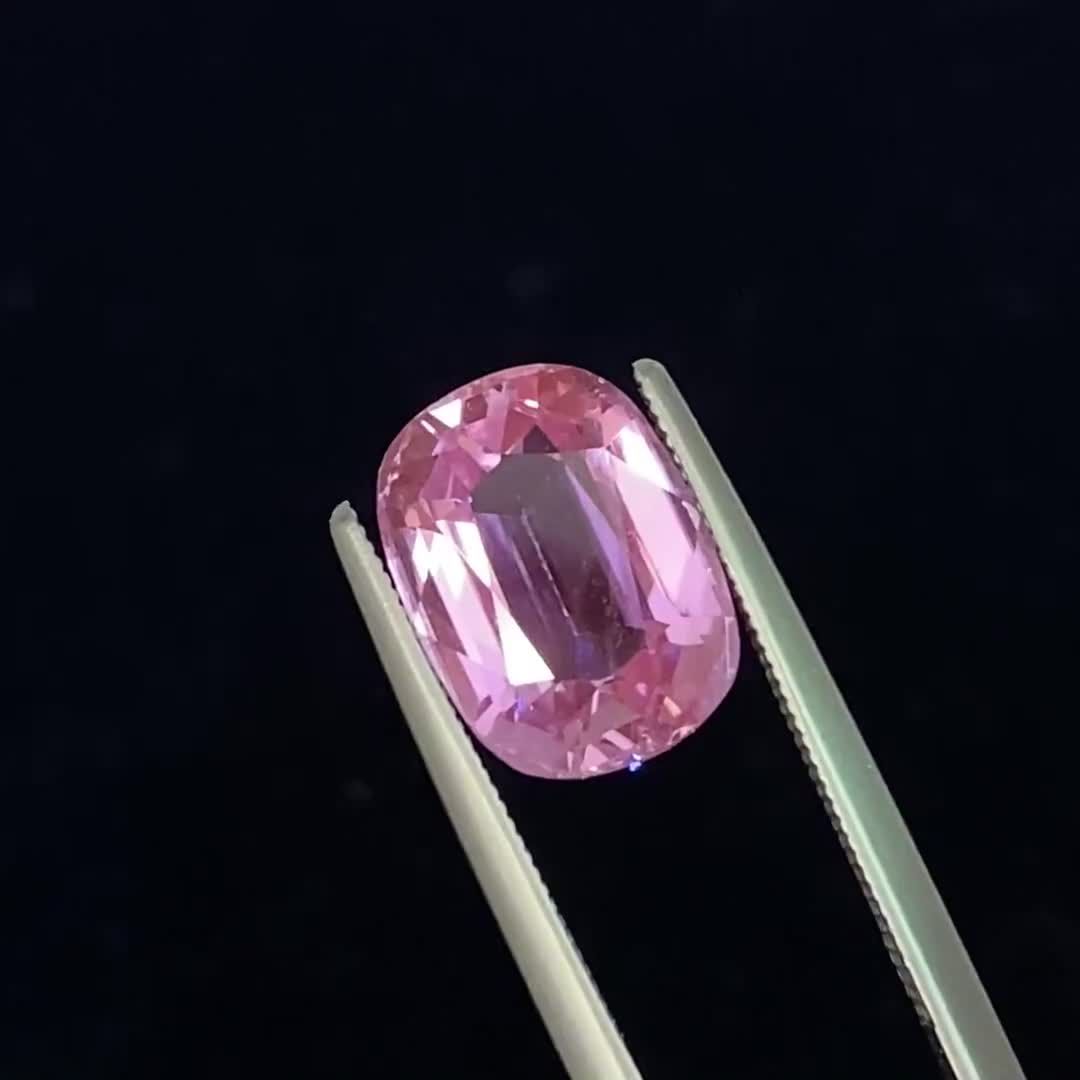 淡く儚いピンク色【クンツァイト】｜色の秘密と魅力、物語まで | TOP