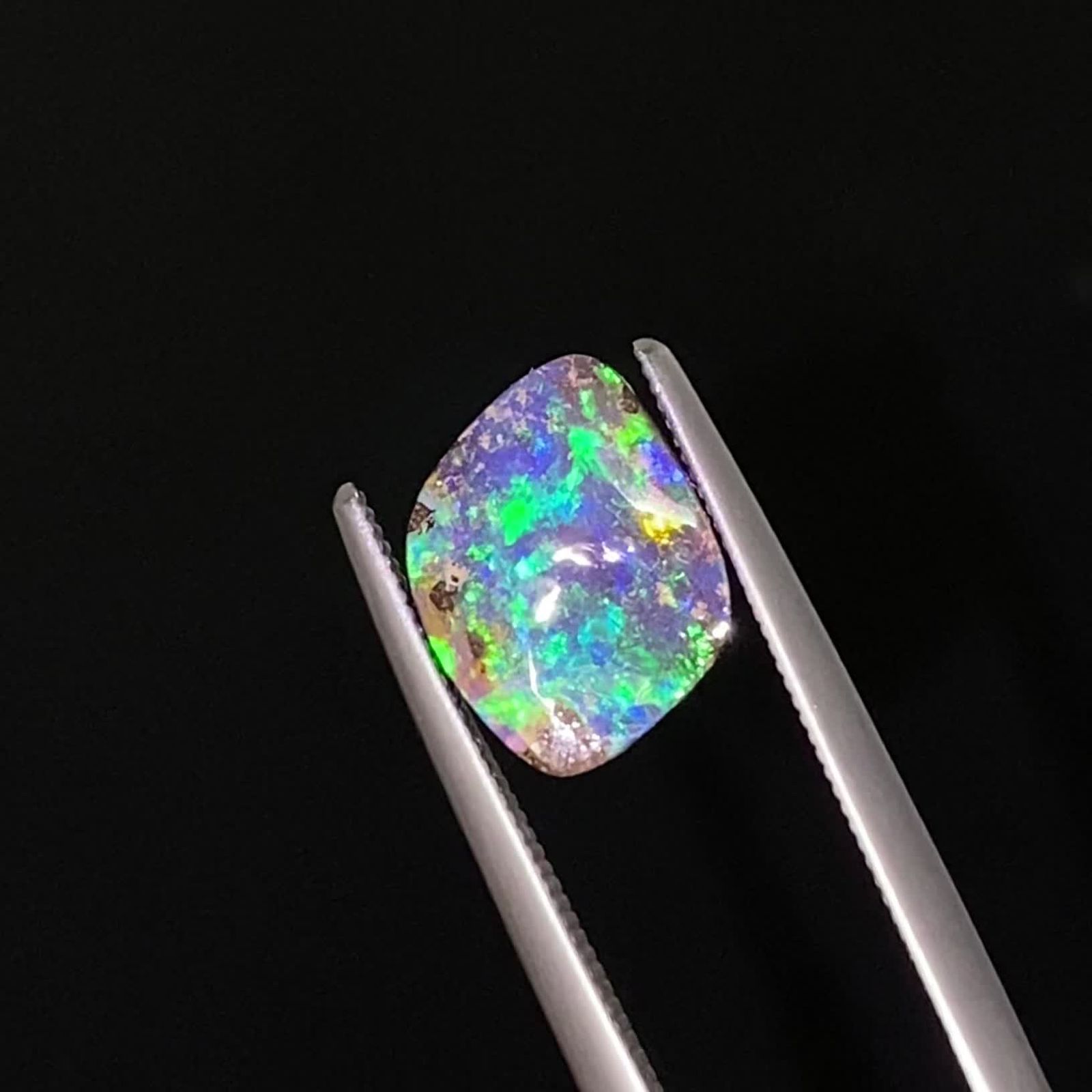 ボルダーオパール 原石磨き オーストラリア産 2.52ct / 10.9x7.9mm前後