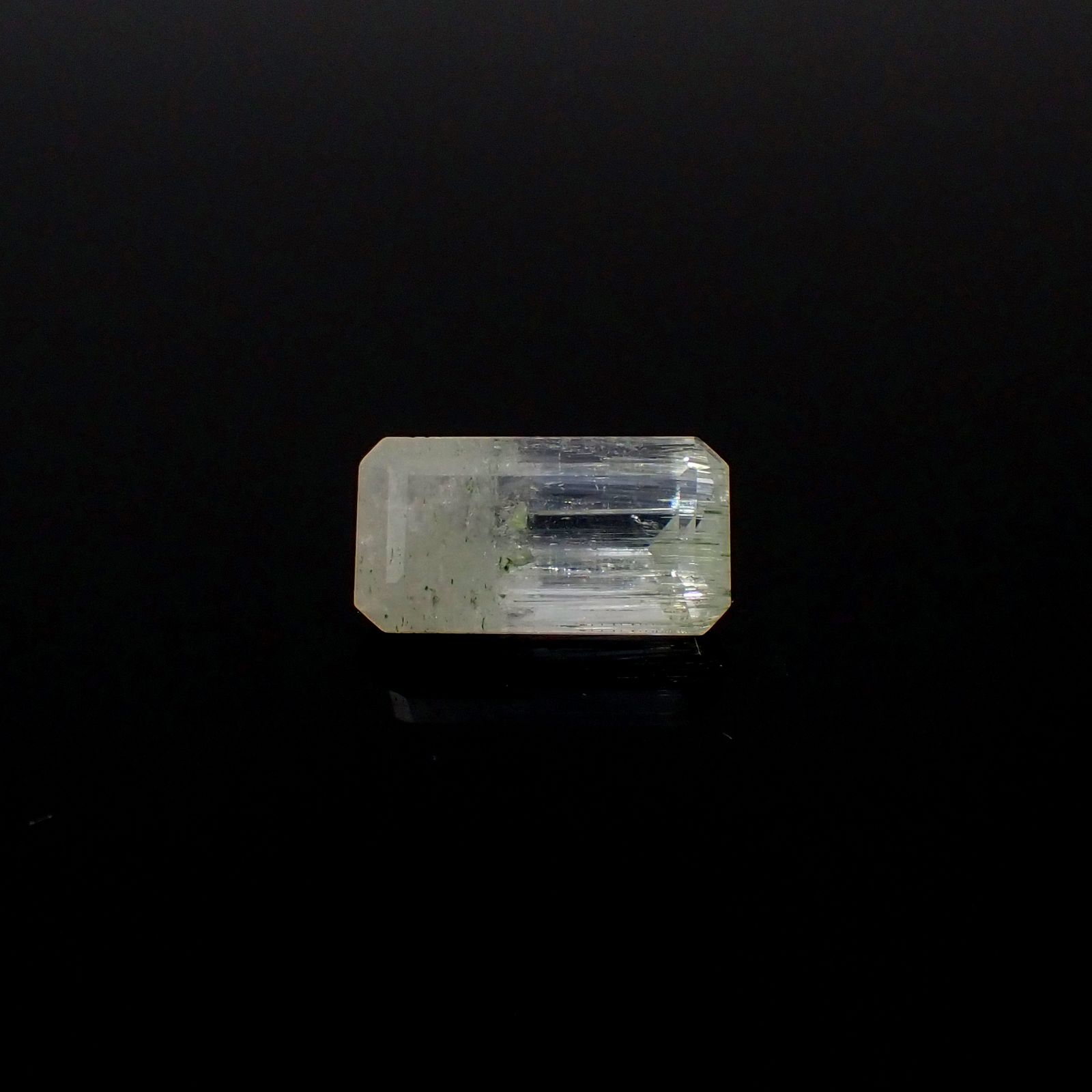 バイカラーベリル原石7/六角形わかりやすい色味 バイカラーベリル商品