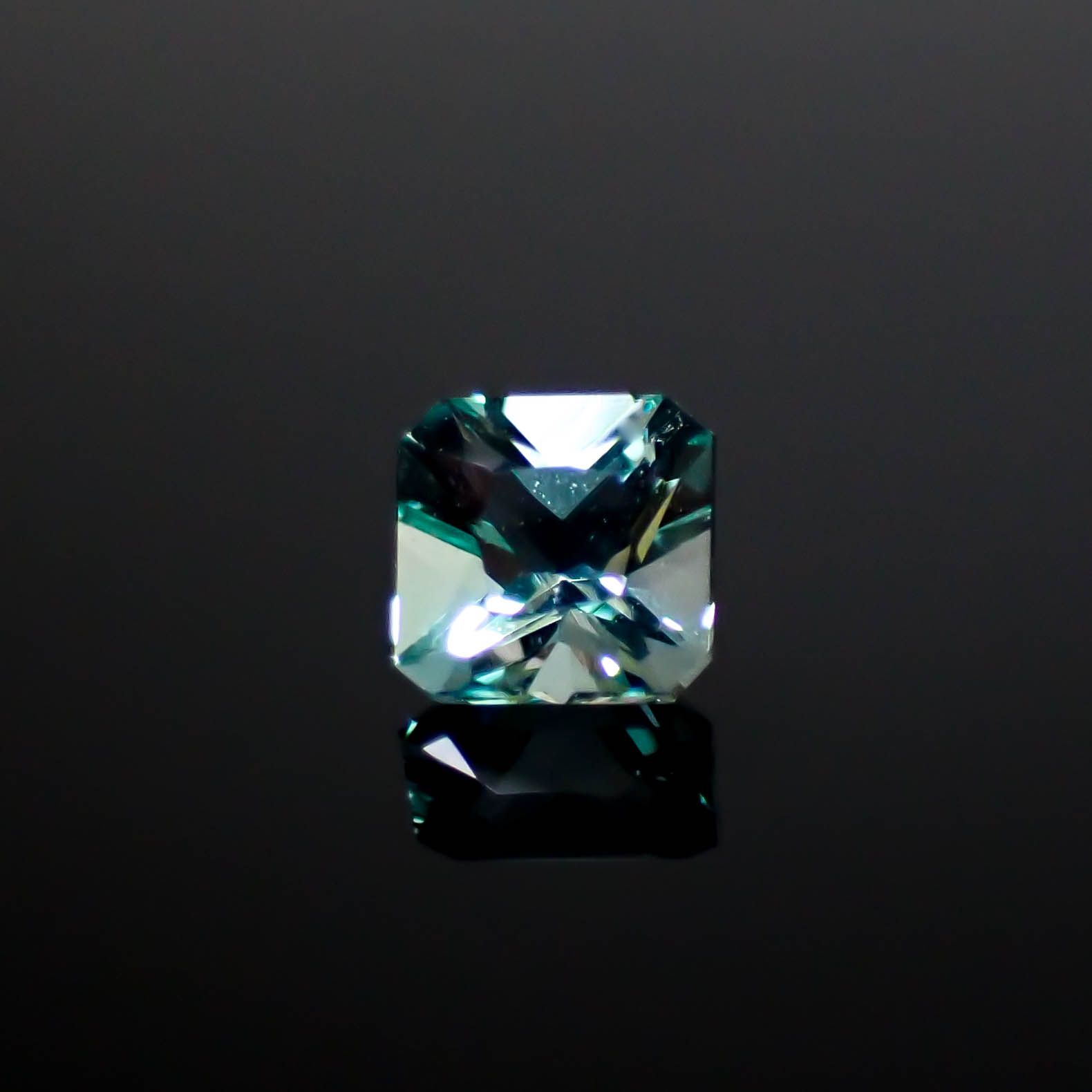 ミントベリル ナイジェリア産 0.36ct / 4.4x4.4mm前後 [250430195