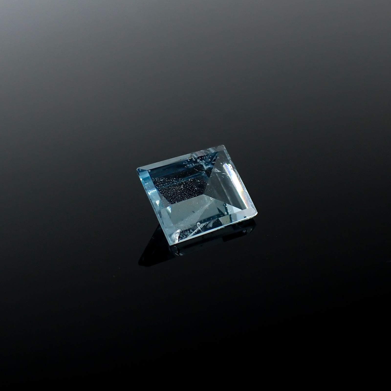 ◇ミラーカット◇アクアマリン モザンビーク産 1.97ct[240226104]9x7